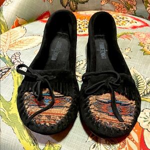 Minnetonka Black and Tan Design Women's Moccasins, Size 6